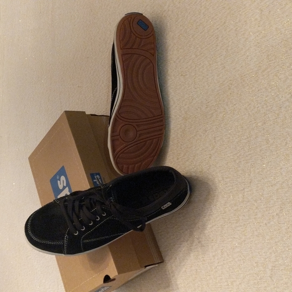 COPY - Tennis shoes - Picture 2 of 3